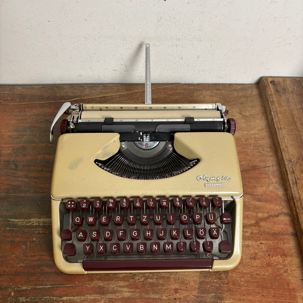 Vintage Reiseschreibmaschine Diplomat von Olympia