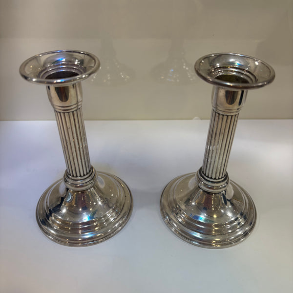Ein Paar klassische Sterling Silber Stabkerzenleuchter