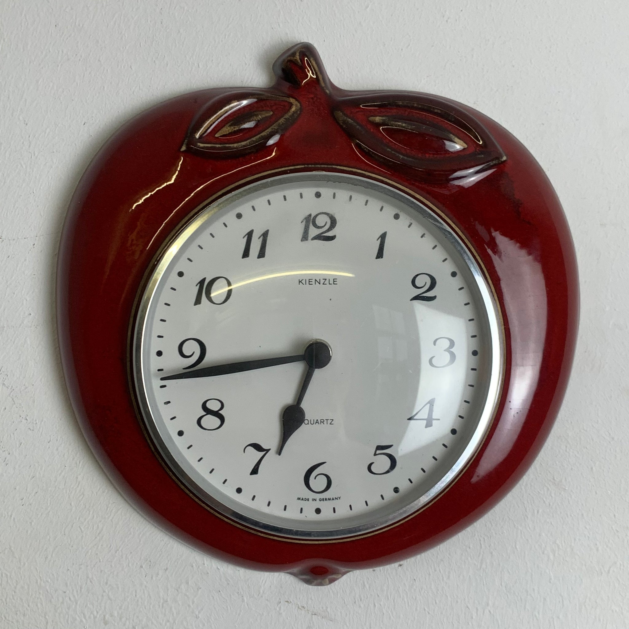 Vintage Erdbeer Keramik Wanduhr von Kienzle