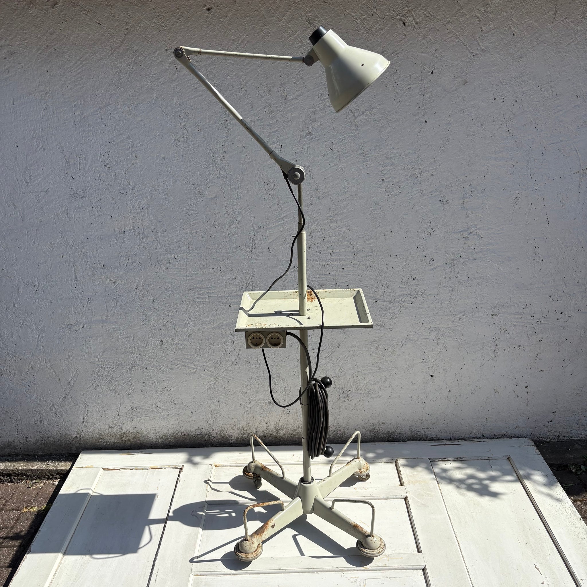 Vintage Gelenkarm Werkstatt Lampe mit Tisch und Rollen von Rademacher