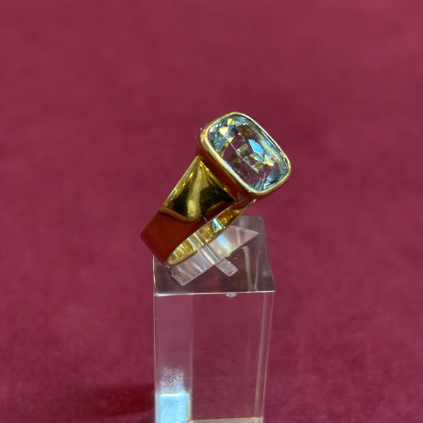 Massiver Ring aus 750 Gelbgold mit Aquamarin ca. 7,2 Karat