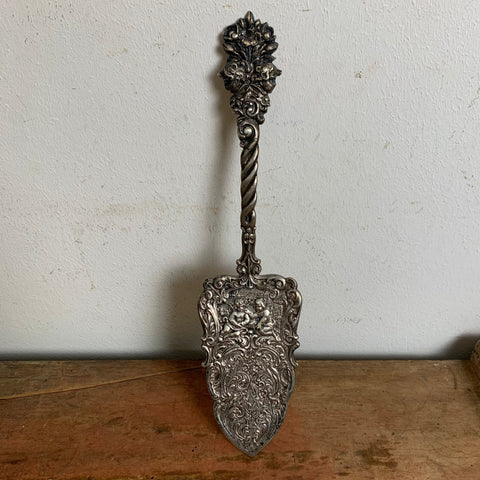 Antiker Tortenheber mit Putten aus Silber