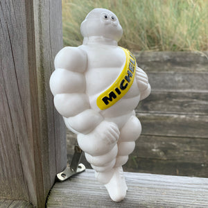 Kleines Michelin Männchen Bibendum sitzend