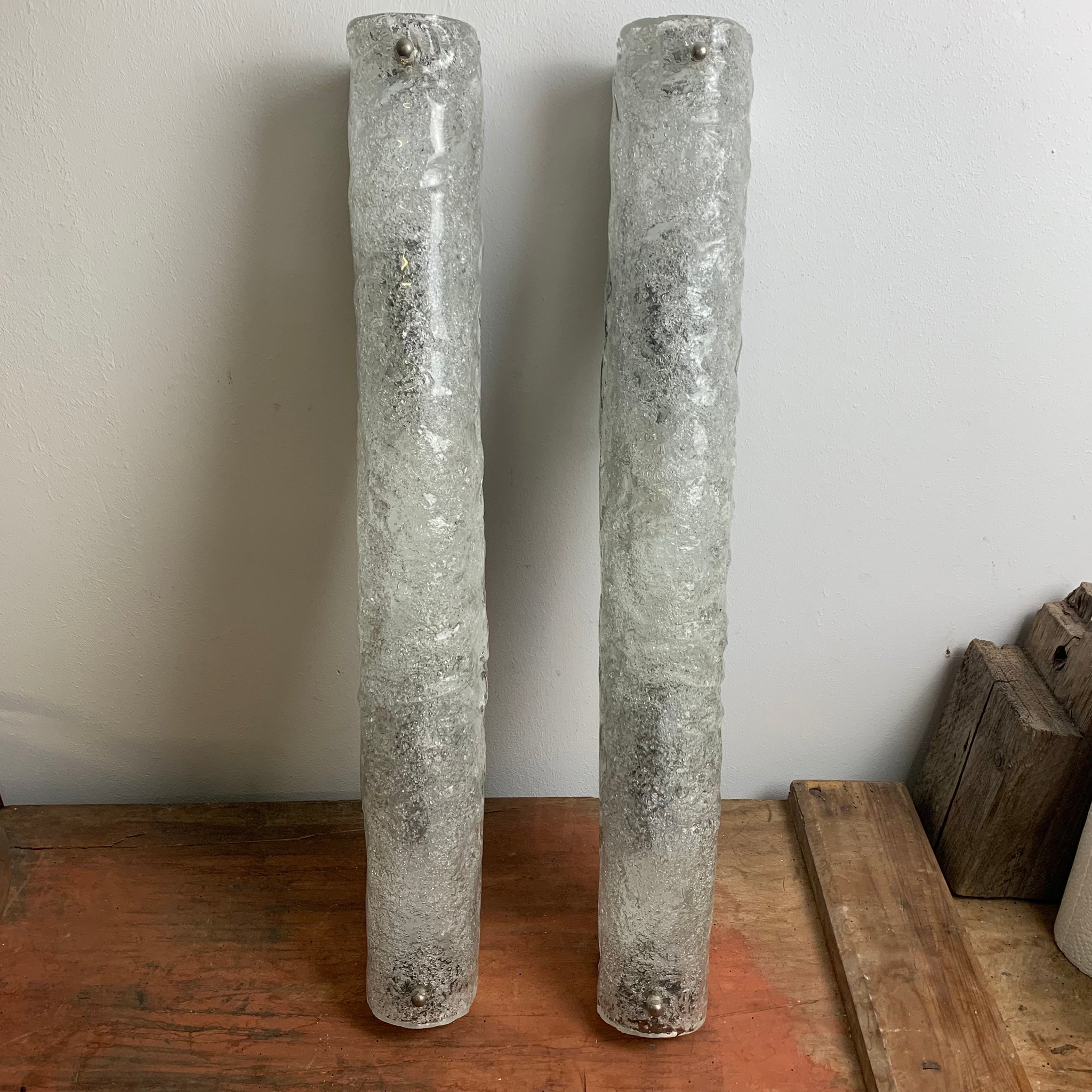 Zwei vintage Tube Wandlampen aus Ice Glas von Hillebrand
