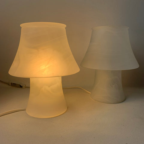 Ein paar Design Pilzlampen in Marmor Optik