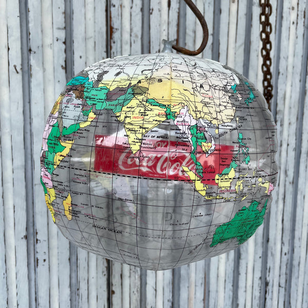 Reklame Coca Cola Wasserball als Weltkugel