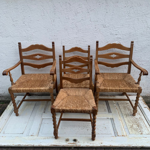 4 antike Stühle mit Binsengeflecht
