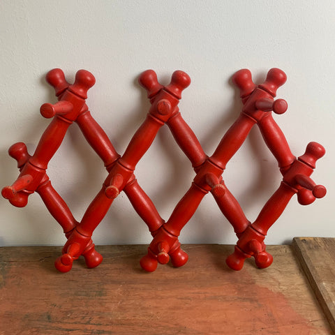 Vintage Scheren Garderobe in rot