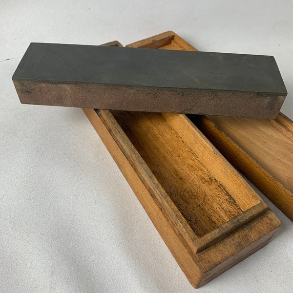 Antiker Schleifstein in Holzbox