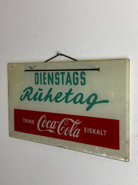Vintage Werbeschild aus Glas Coca Cola Dienstags Ruhetag