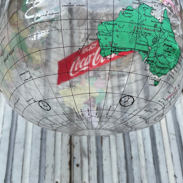 Reklame Coca Cola Wasserball als Weltkugel