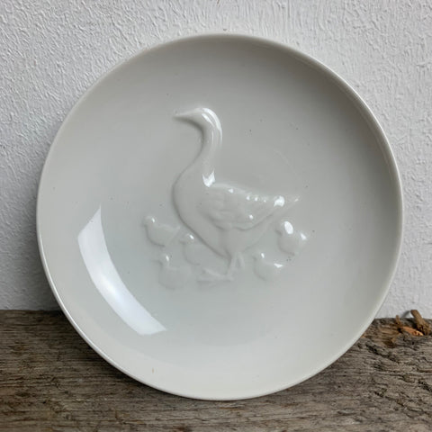 Weißes Porzellan Tellerchen KPM Zeptermarke Ente mit Küken