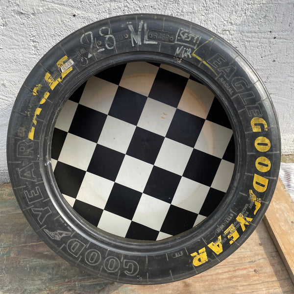Deko Tisch aus Formel 1 Rennwagen Reifen