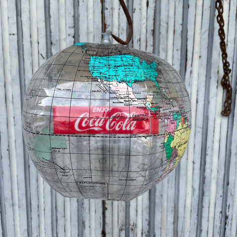 Reklame Coca Cola Wasserball als Weltkugel