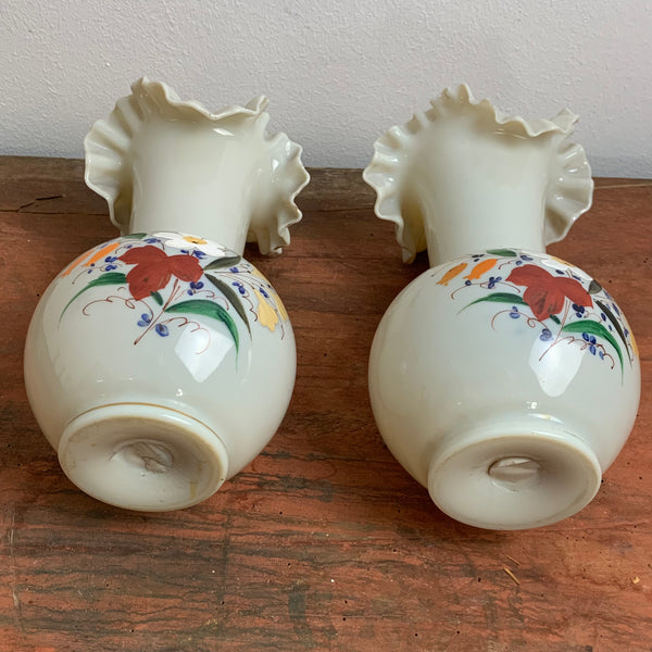 Ein paar antike Opalglas Vasen