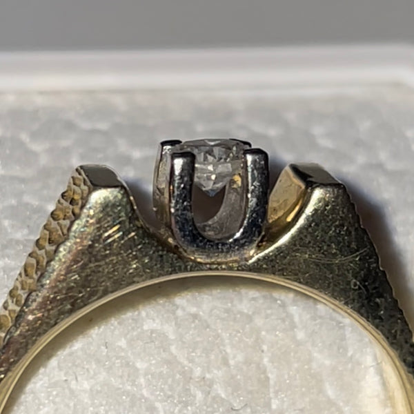 Goldring 585er mit gefassten Diamant
