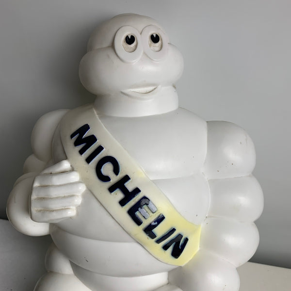 Großes Michelin Männchen Bibendum sitzend