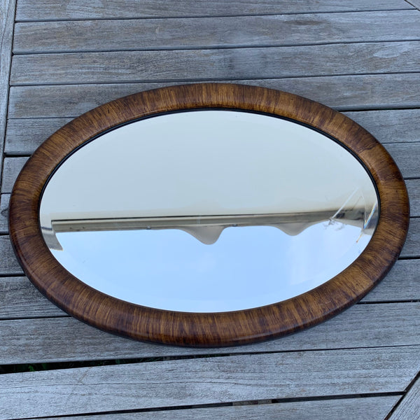 Ovaler antiker Spiegel