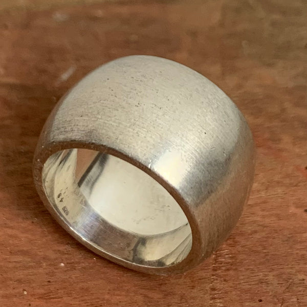 Schöner modischer und zeitloser Ring aus Sterling Silber