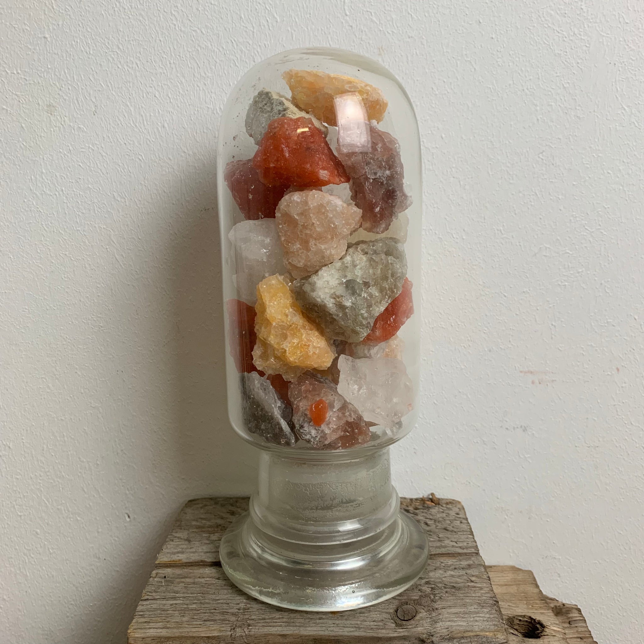 Antikes Schauglas mit Kali Salzgesteinen