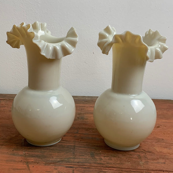 Ein paar antike Opalglas Vasen