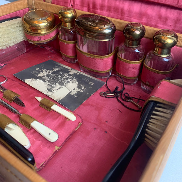 Antiker Leder Kosmetik Koffer mit Inhalt