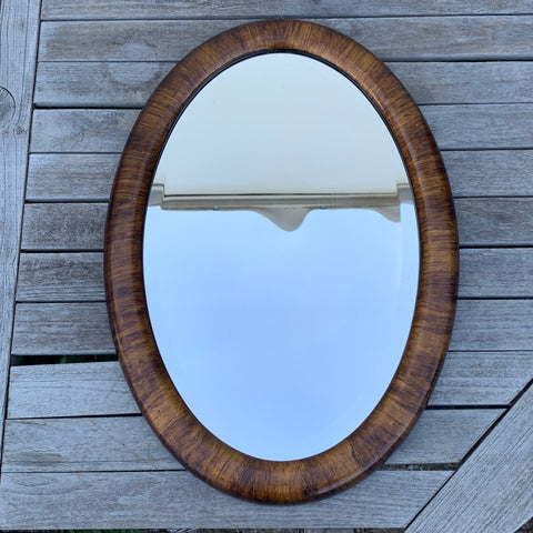 Ovaler antiker Spiegel